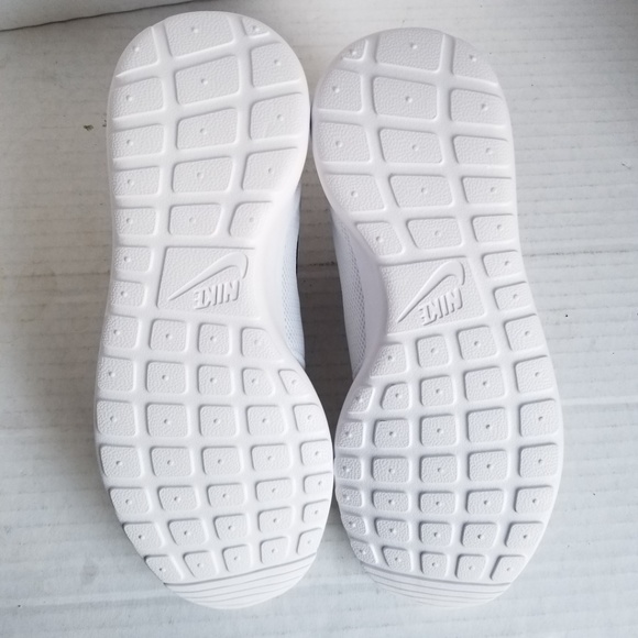 NEW Nike Roshe One White/Black Women 6.5 - Picture 6 of 6